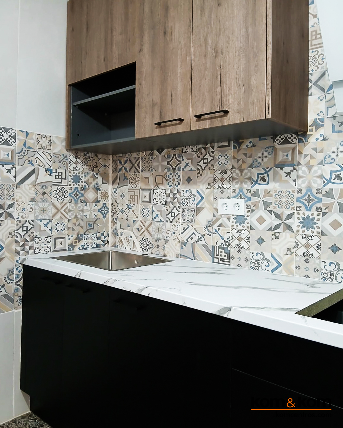 Cocina original: negro, madera y azulejos vintage